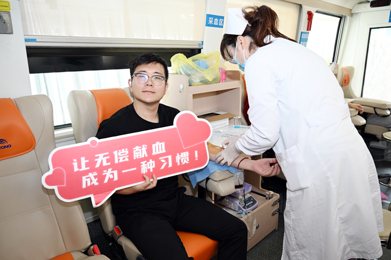 【蓝狮平台药业党员干部职工积极参加无偿献血公益活动】的配图